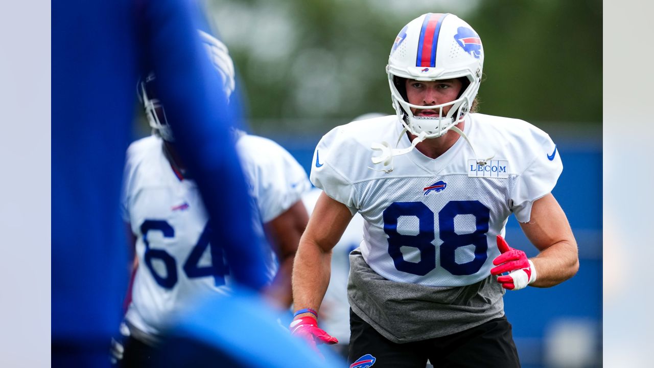 Buffalo Bills UDFA Alec Anderson celebrates joining team by chokeslamming  friend through table 