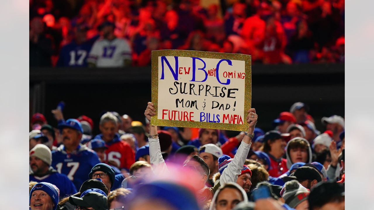 Bills fans make special announcement at Highmark Stadium: 'Surprise mom and  dad'