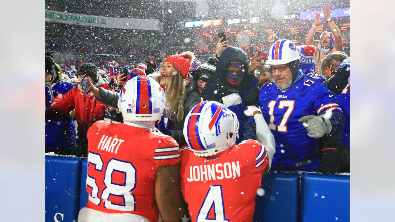 Buffalo Bills sign their name on the playoff bracket by snowing over the  Miami Dolphins 32-29