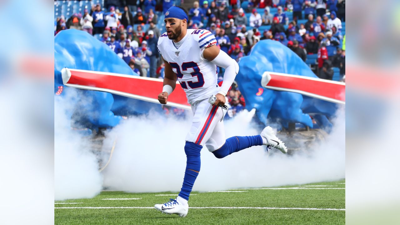 Buffalo Bills defensive end Greg Rousseau (50) and Miami Dolphins offensive  tackle Robert Hunt (68) talk