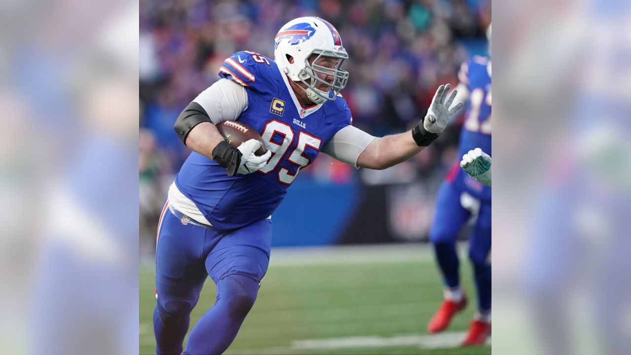 Buffalo Bills defensive tackle Kyle Williams (95) congratulates