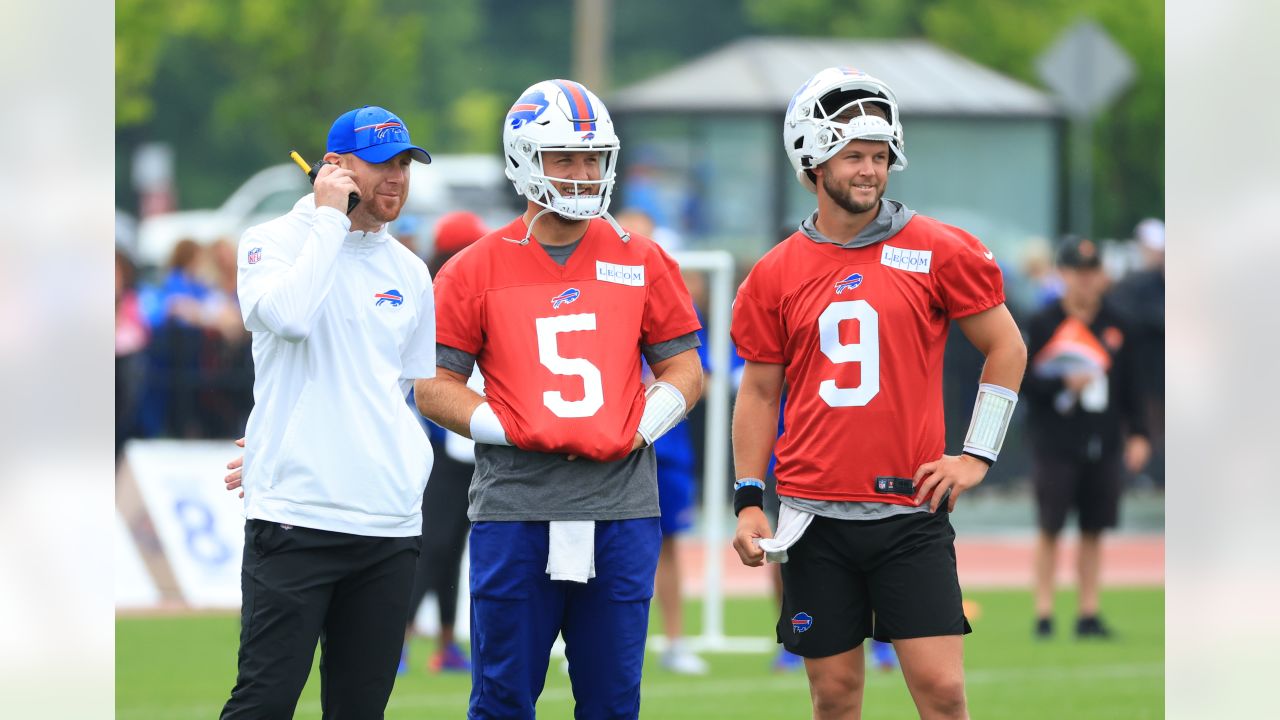 Buffalo Bills' Kyle Williams pulls on his jersey during an NFL football  training camp in Pittsford, N.Y., Sunday, July 31, 2011. (AP Photo/David  Duprey Stock Photo - Alamy