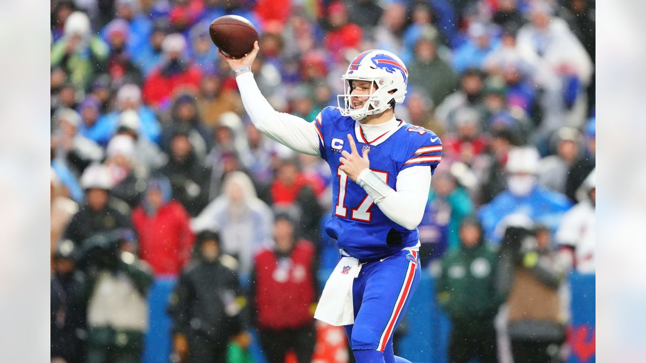 Buffalo Bills tight end Dawson Knox celebrates his touchdown reception  against the Kansas City Chiefs during an NFL football game Sunday, Oct. 16,  2022, in Kansas City, Mo. (AP Photo/Ed Zurga Stock