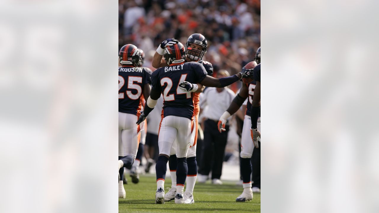 Denver Broncos quarterback John Elway salutes the crowd while Super News  Photo - Getty Images