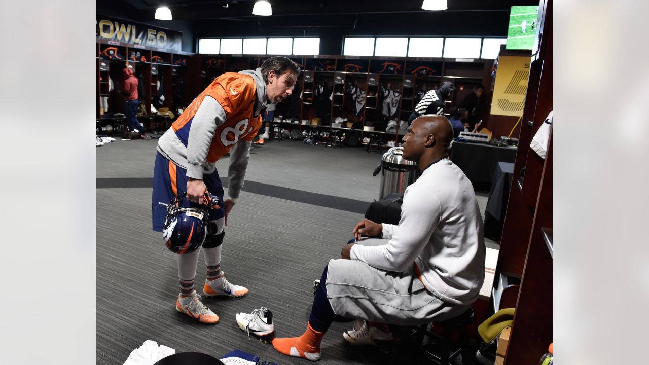 LOOK: DeMarcus Ware, Von Miller prank a sleeping Shane Ray