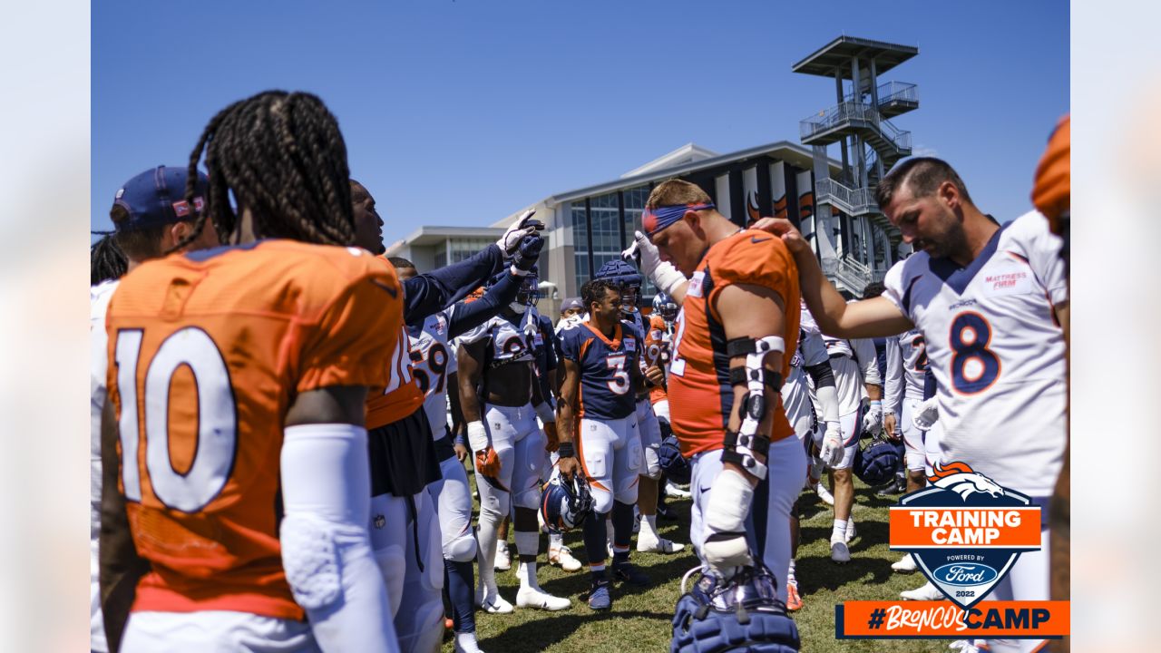 Denver Broncos linebacker, defensive leader, Al Wilson returns to the  Broncos defense as he rests between sets during first practice at Broncos  training camp in Englewood, Colorado July 28, 2006. (UPI Photo/Gary