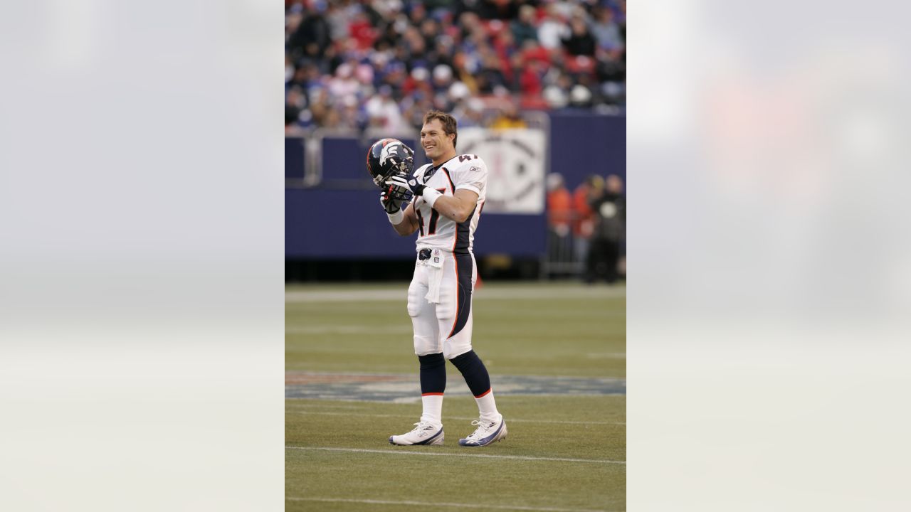 Denver Broncos safety John Lynch wipes his face during the morning training  camp session in Denver, Monday, Aug. 8, 2005. (AP Photo/Jack Dempsey Stock  Photo - Alamy