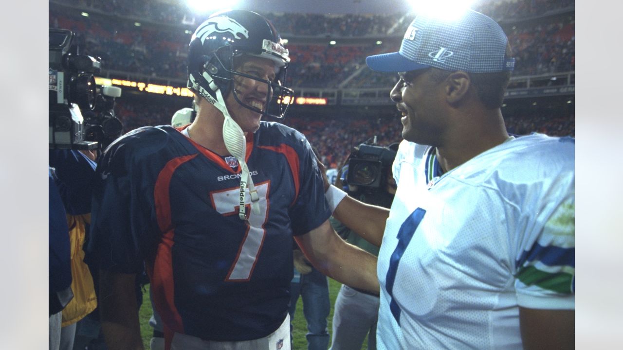 John Elway Signed Denver Broncos Photo: Mile High Salute