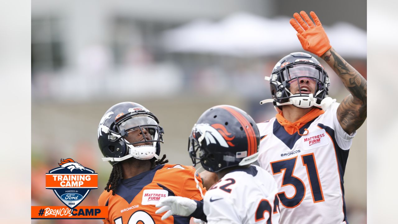 Denver Broncos linebacker Jonas Griffith (50) against the Los Angeles  Chargers in an NFL football game, Monday, Oct. 17, 2022, in Inglewood,  Calif. Chargers won 19-16. (AP Photo/Jeff Lewis Stock Photo - Alamy