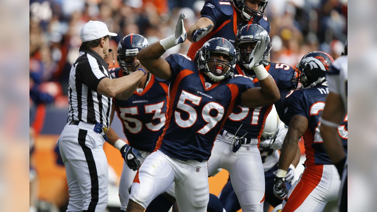 Tennessee Titans inside linebacker Wesley Woodyard (59) dances on