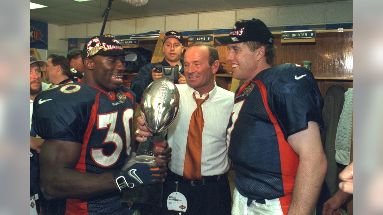 Former Denver Broncos center Tom Nalen hugs his wife during a ceremony  where Nalen was inducted into the Denver Broncos Ring of Fame at an NFL  football game between the Denver Broncos