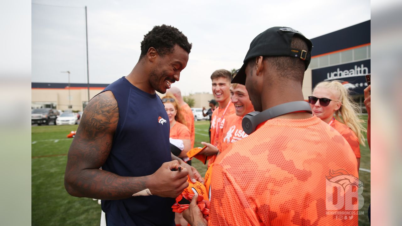 Demaryius Thomas exchanges autographed jersey for challenge coins