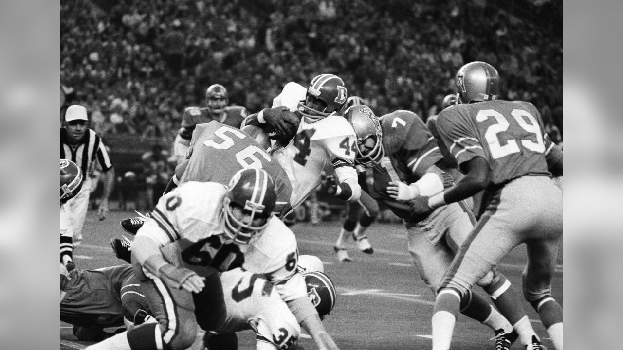 Floyd Little (44) of the Denver Broncos avoids the tackle of Jets' Steve  O'Neal (20) and continues on his way to the Jets 1-yard line where he was  tripped up in Denver