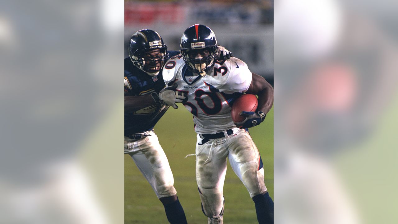 Oakland, California, USA. 30th Nov, 2003. Denver Broncos tight end Shannon  Sharpe (84) on Sunday, November