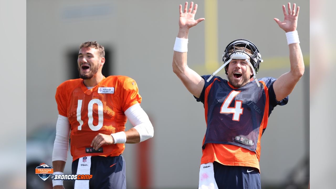 Chicago Bears quarterback Mitchell Trubisky, right, signs a jersey of a fan  after drills during a joint NFL football training camp session against the  Denver Broncos Wednesday, Aug. 15, 2018, at Broncos'