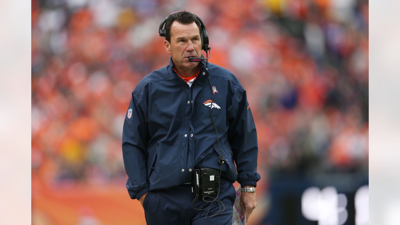 Broncos' Gary Kubiak breaks up postgame shouting match after loss