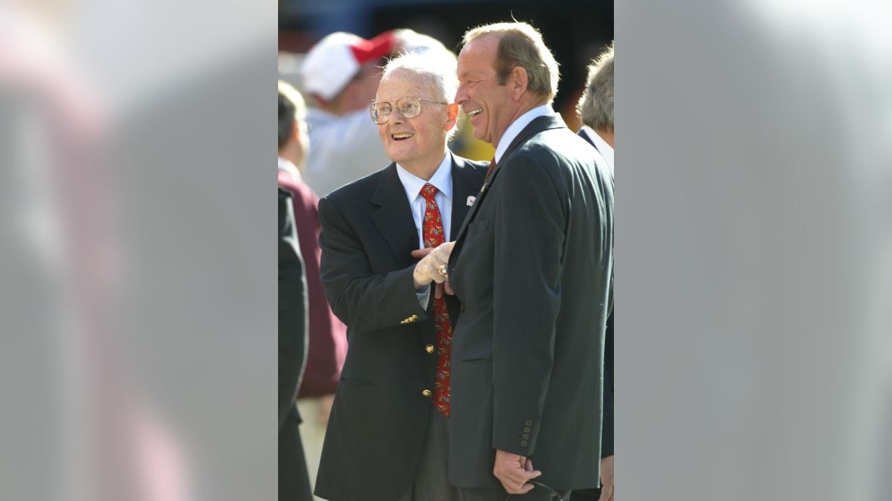 Denver Broncos fans paid respects to Pat Bowlen at Ring of Fame Plaza -  Mile High Report