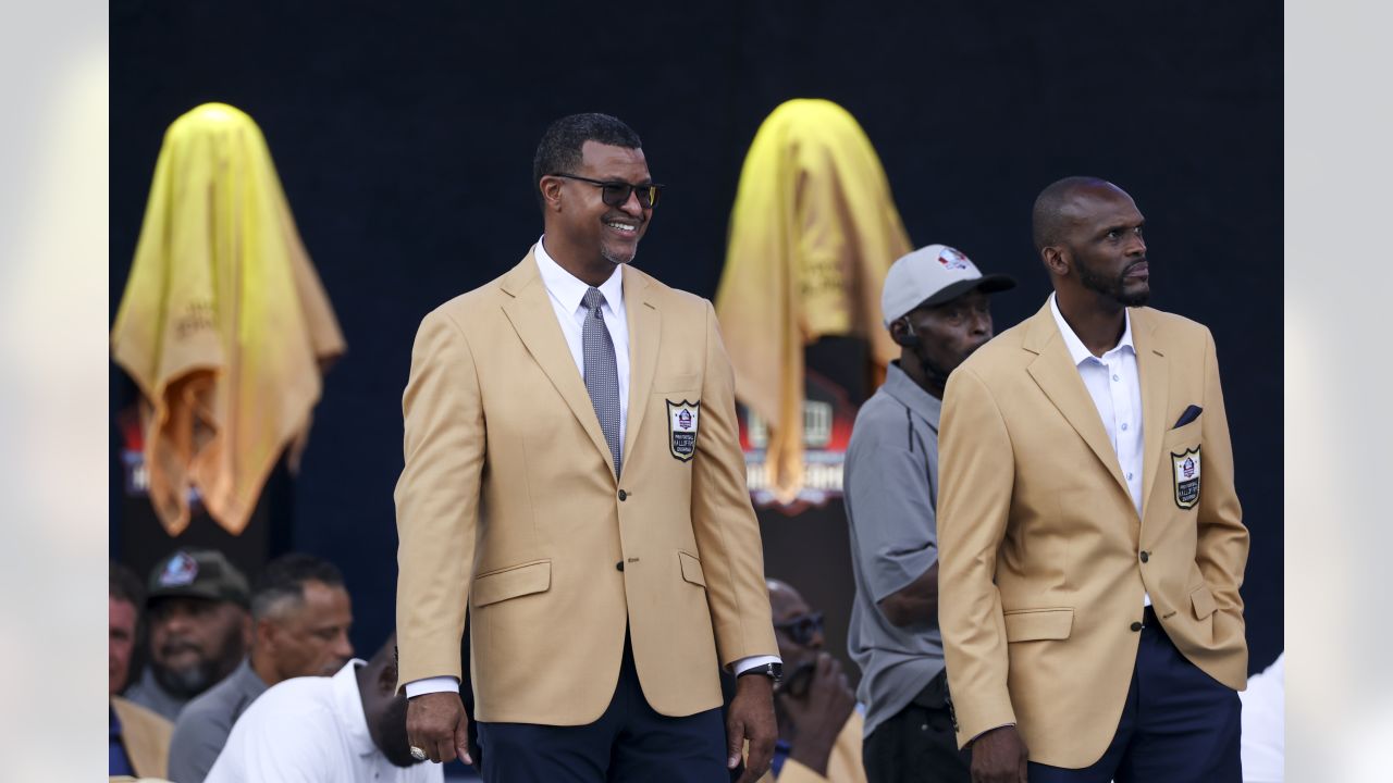 Canton, United States. 07th Aug, 2021. Class of 2020 inductee, Steve Atwater,  kisses his bust during his enshrinement into the Pro Football Hall of Fame  at Tom Benson Hall of Fame Stadium