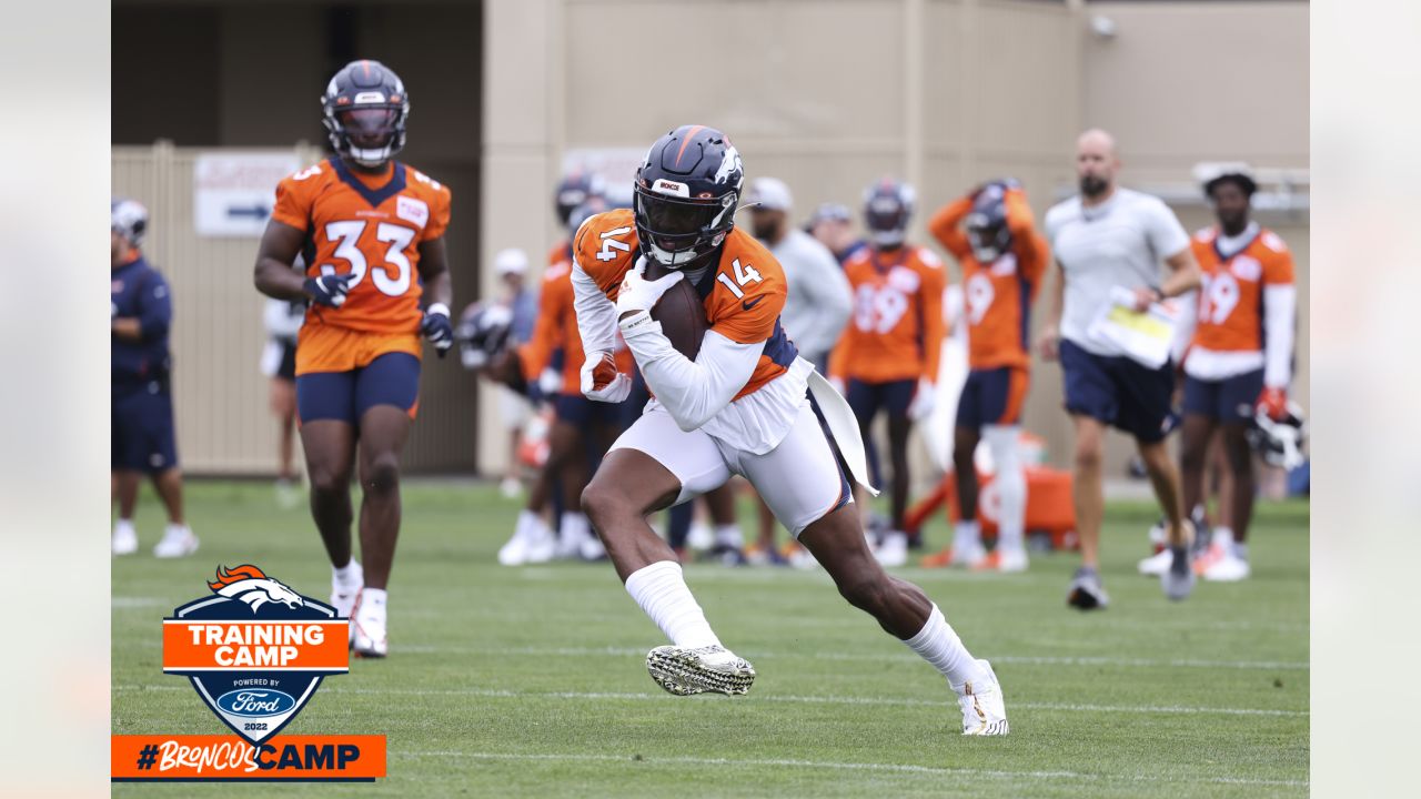 Denver Broncos linebacker Jonas Griffith (50) against the Los Angeles  Chargers in an NFL football game, Monday, Oct. 17, 2022, in Inglewood,  Calif. Chargers won 19-16. (AP Photo/Jeff Lewis Stock Photo - Alamy