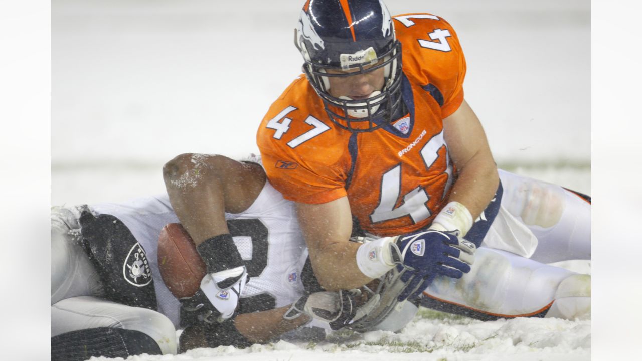 Denver Broncos safety John Lynch wipes his face during the morning training  camp session in Denver, Monday, Aug. 8, 2005. (AP Photo/Jack Dempsey Stock  Photo - Alamy