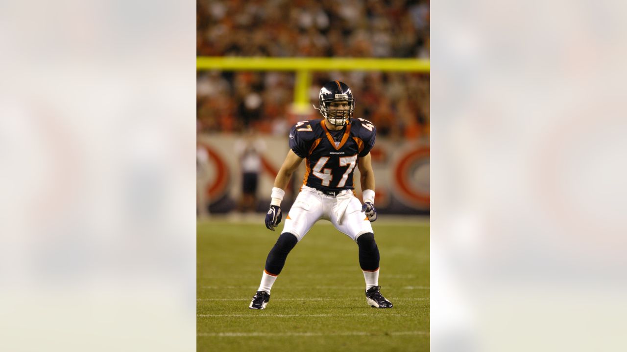 Denver Broncos quarterback John Elway salutes the crowd while Super News  Photo - Getty Images