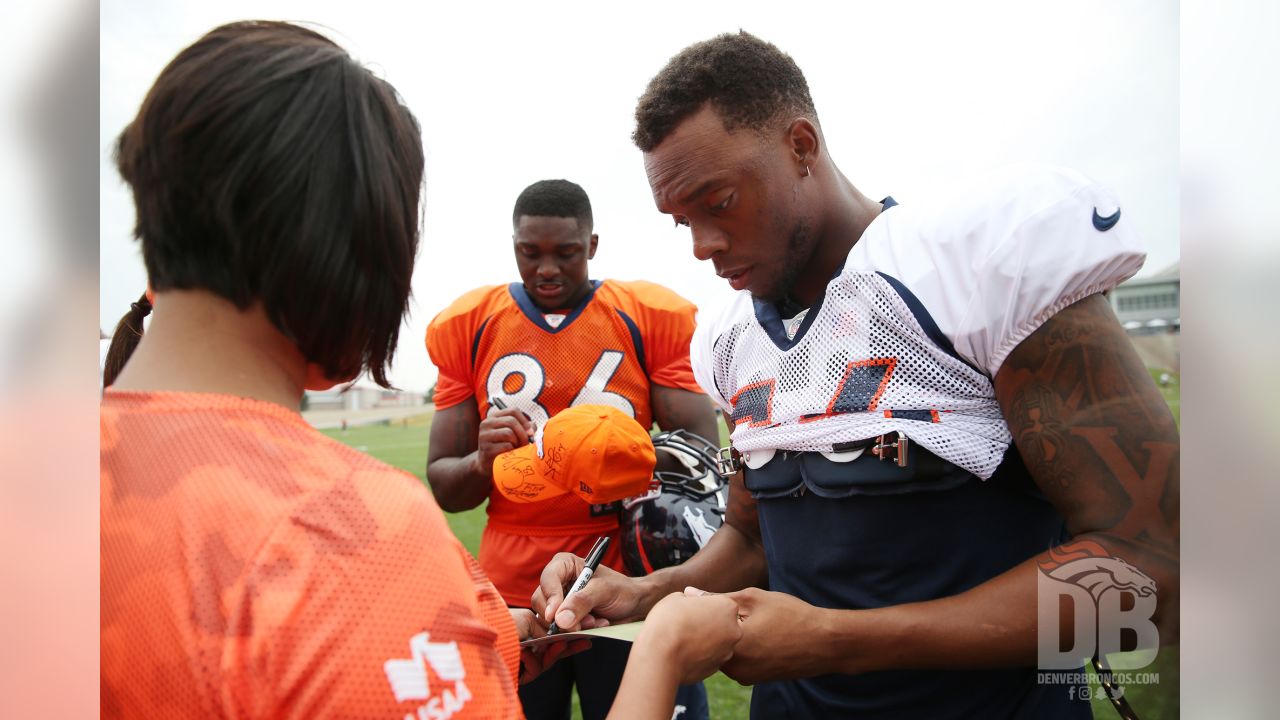 Demaryius Thomas exchanges autographed jersey for challenge coins