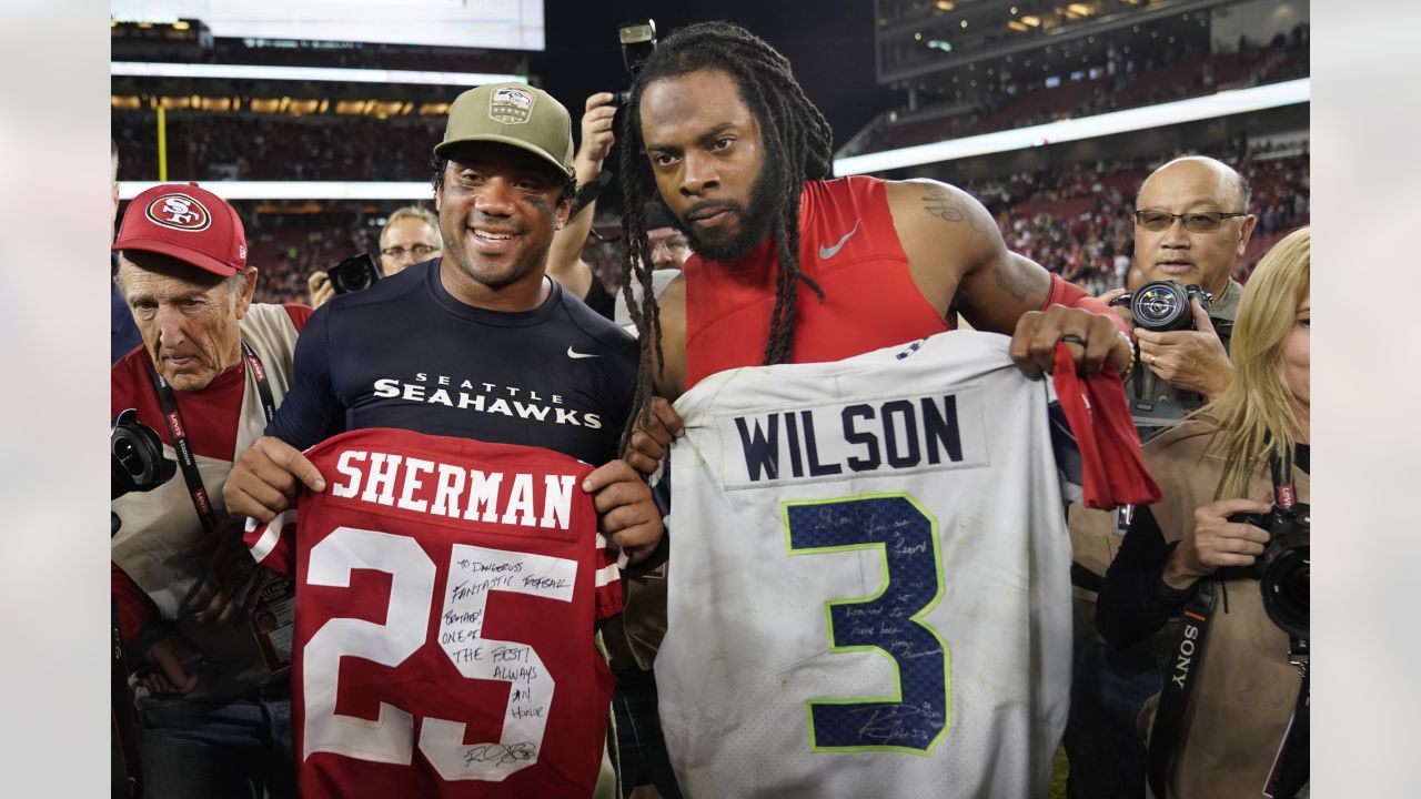 Patrick Mahomes and Russell Wilson exchange jerseys after Seahawks