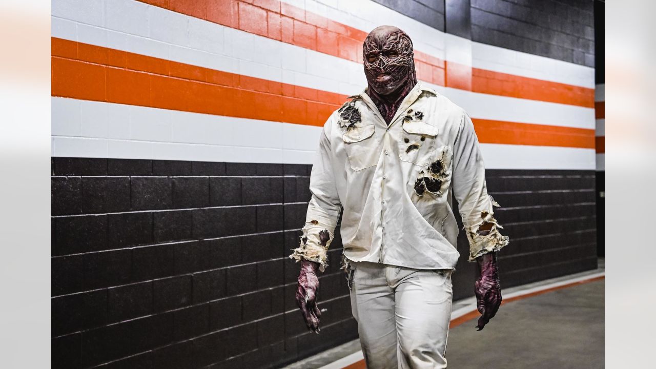 See Browns, Bengals players arrive for MNF in Halloween costumes