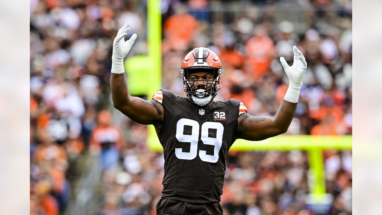 Cleveland Browns defensive end Za'Darius Smith (99) runs off of