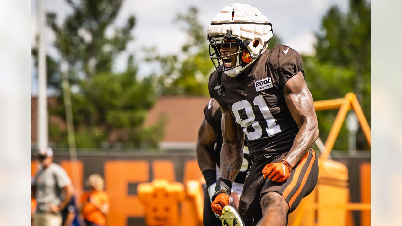 Cleveland Browns tight end Zaire Mitchell-Paden (81) makes a catch