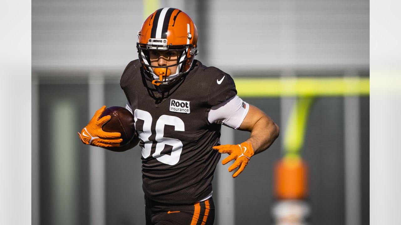 2 Cleveland Browns' starters David Njoku and Jeremiah Owusu-Koramoah ruled  out for Sunday's game in Miami