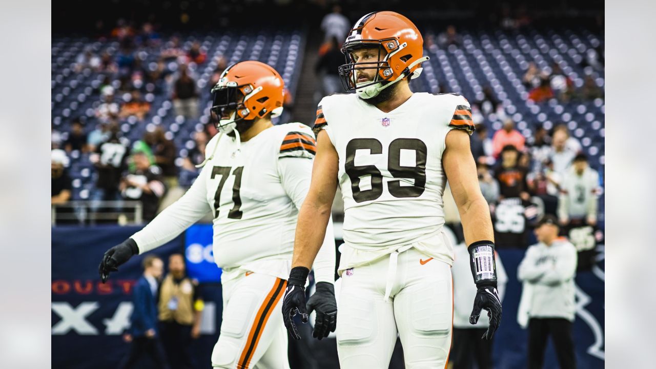 Cleveland Browns defensive end Chase Winovich (69) lines up for the snap  during an NFL football game against the Houston Texans on Sunday, December  4, 2022, in Houston. (AP Photo/Matt Patterson Stock