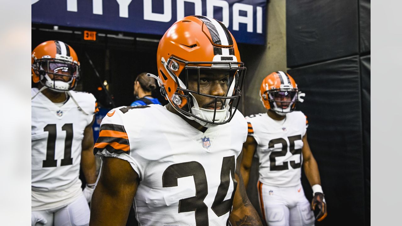 Cleveland Browns running back Jerome Ford (34) warms up prior to