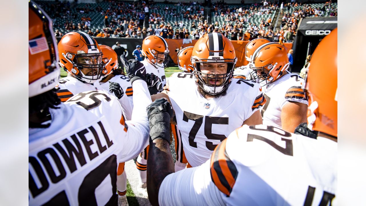 Group Of Cleveland Browns Players Kneel, Huddle During, 48% OFF