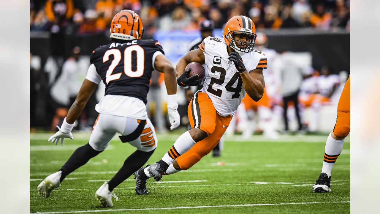 CINCINNATI, OH - DECEMBER 11: The Cincinnati Bengals and Cleveland Browns  line up for a play during the game against the Cleveland Browns and the  Cincinnati Bengals on December 11, 2022, at