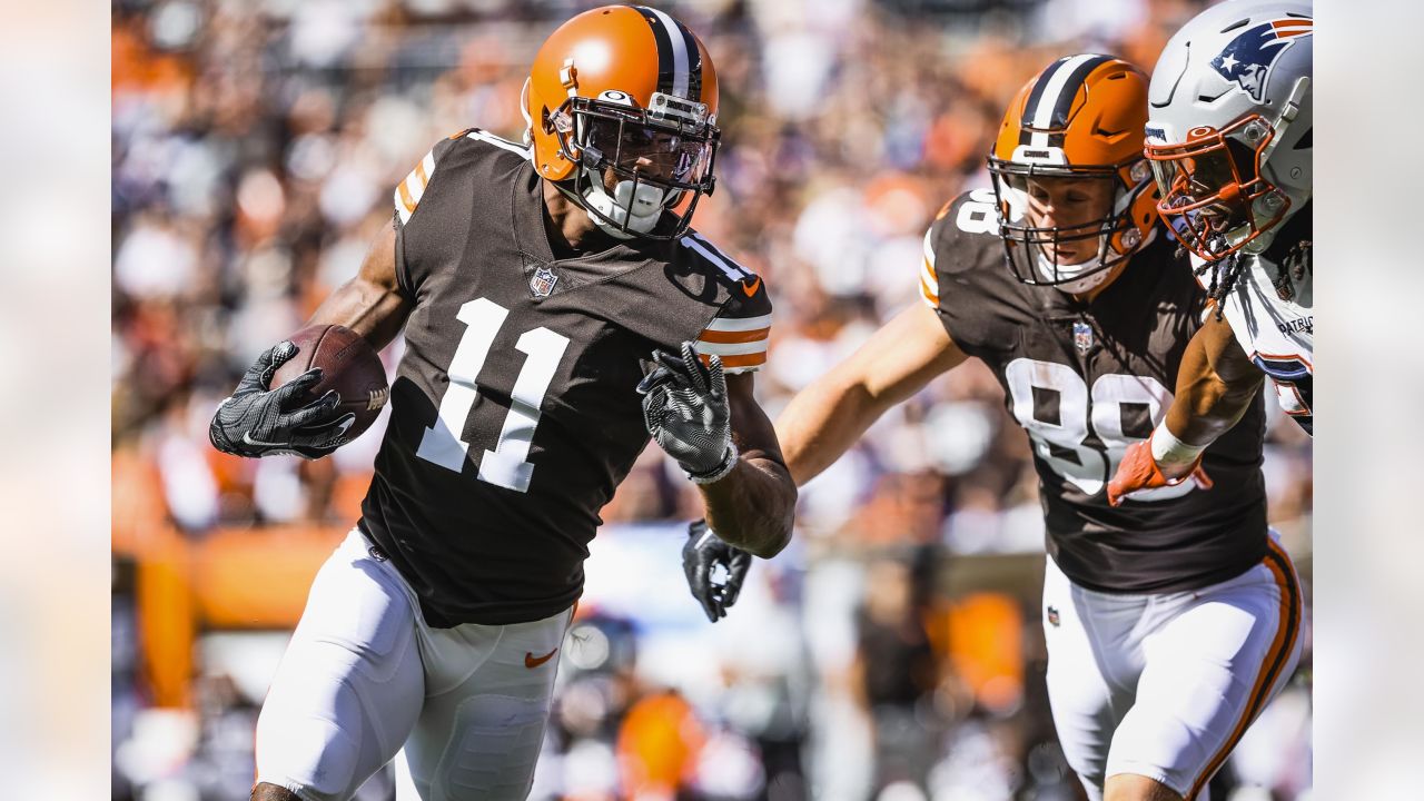 Cleveland Browns outside linebacker Sione Takitaki (44) warms up prior to  the start of an NFL football game against the New England Patriots, Sunday,  Nov. 14, 2021, in Foxborough, Mass. (AP Photo/Greg