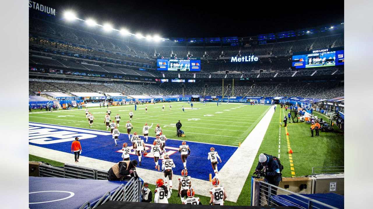 East Rutherford, New Jersey, USA. 27th Dec, 2020. Cleveland Browns  quarterback BAKER MAYFIELD (6) passes from the pocket at MetLife Stadium in  East Rutherford New Jersey New York defeats Cleveland 23 to