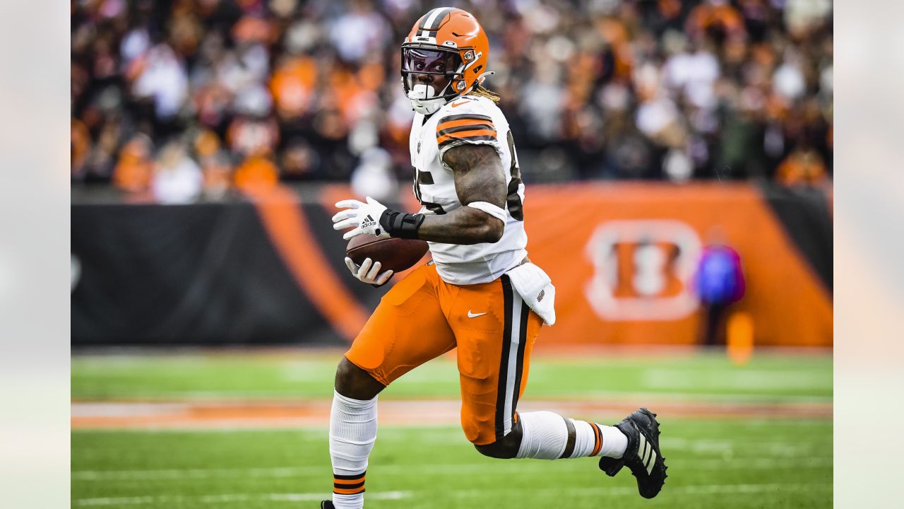 Cleveland Browns quarterback Deshaun Watson (4) runs for a touchdown in the  second quarter against the Cincinnati Bengals, Sunday, Sept. 10, 2023, in  Cleveland. The Browns won 24-3. (AP Photo/David Richard Stock Photo - Alamy