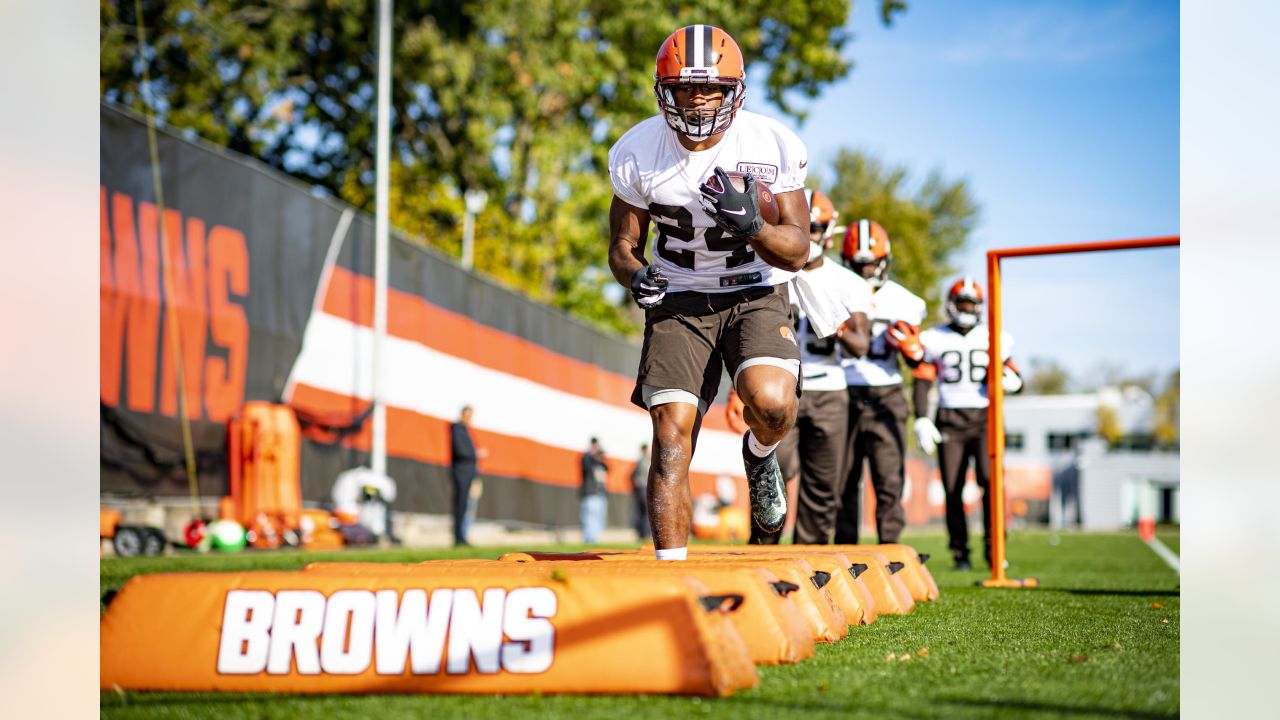 Nick Chubb, a 'pillar of the Browns organization,' rewarded with 3-year  extension