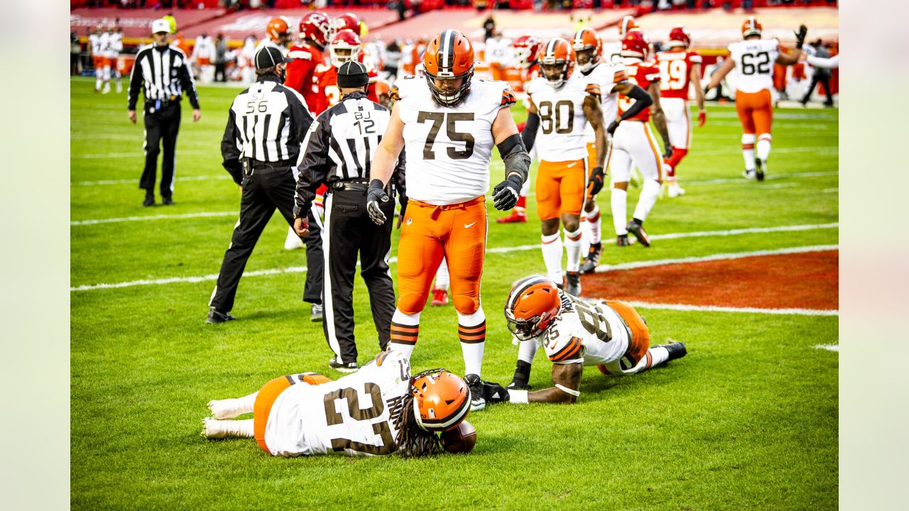 Browns' Kareem Hunt embraces his former head coach after Cleveland falls to  Chiefs in AFC Divisional Round