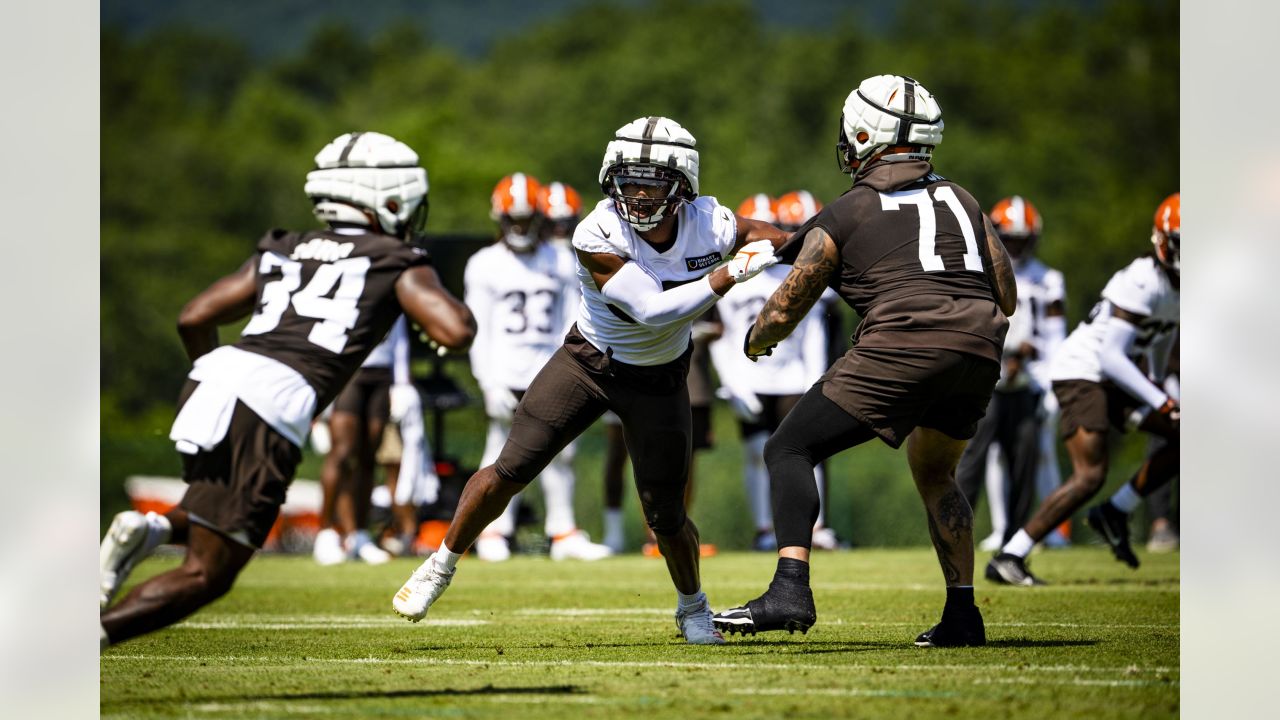 Browns training camp: Myles Garrett coaching up younger defensive ends -  Dawgs By Nature