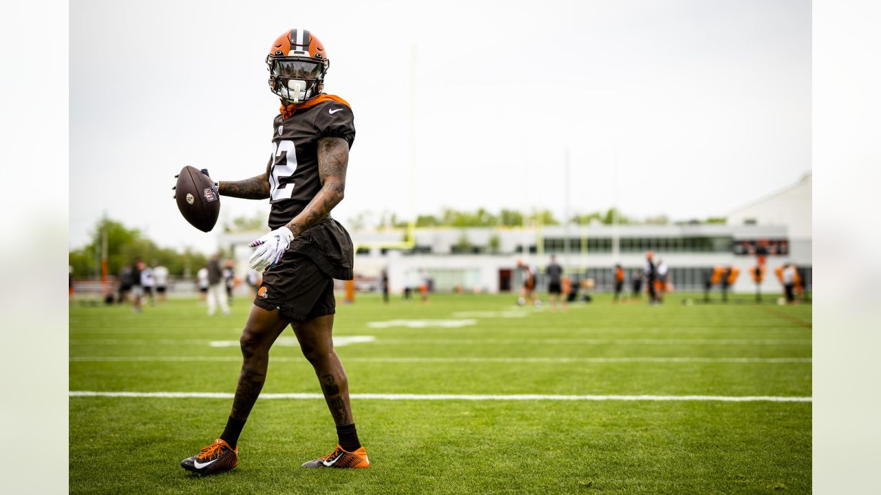 Cleveland Browns rookie Dorian Thompson-Robinson passes the ball during the  NFL football team's rookie minicamp in Berea, Ohio, Friday, May 12, 2023.  (AP Photo/Phil Long Stock Photo - Alamy