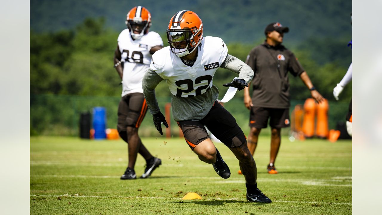 Cleveland Browns quarterback Brogan Roback throws during an NFL football  training camp, Thursday, July 26, 2018, in Berea, Ohio. (AP Photo/Tony  Dejak Stock Photo - Alamy