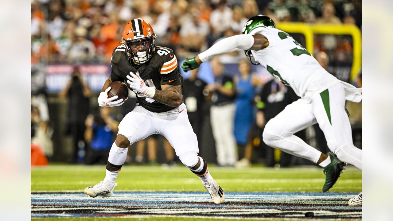 Cleveland Browns running back John Kelly Jr. (41) runs away from