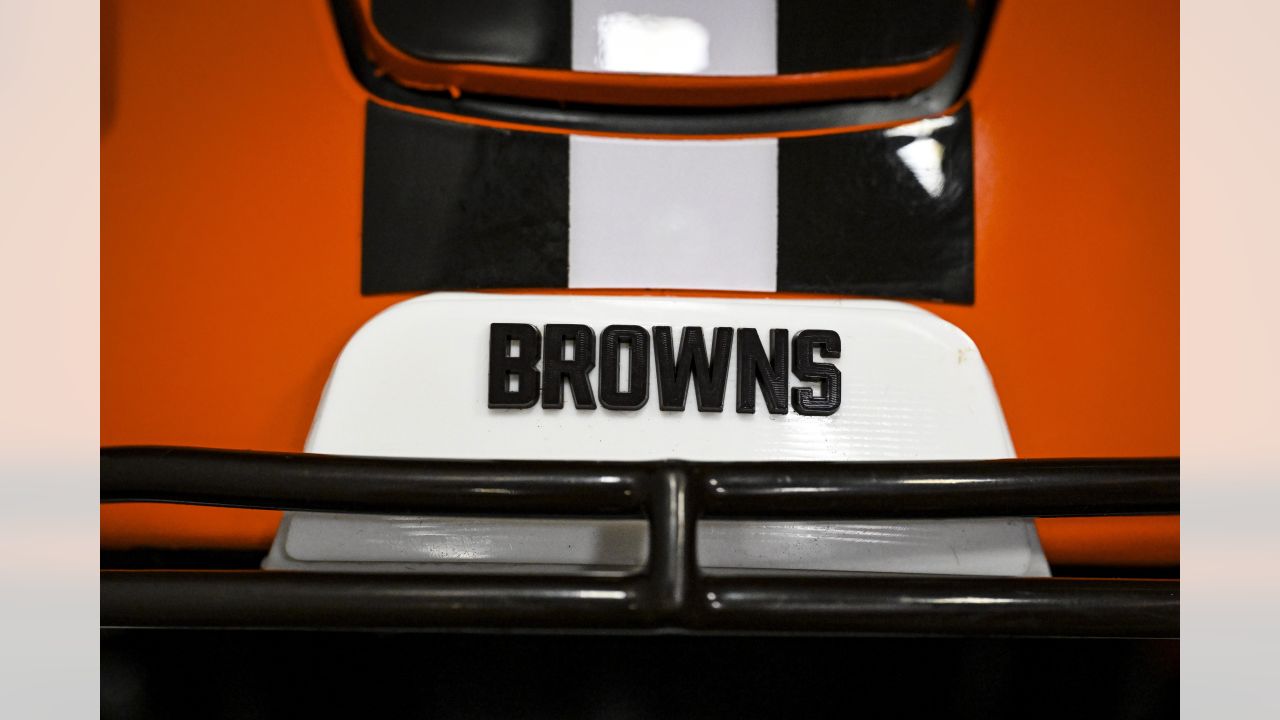 Cleveland Browns guard Wyatt Teller (77) stands on the sideline during an  NFL football game against the Cincinnati Bengals, Sunday, Sep. 10, 2023, in  Cleveland. (AP Photo/Kirk Irwin Stock Photo - Alamy