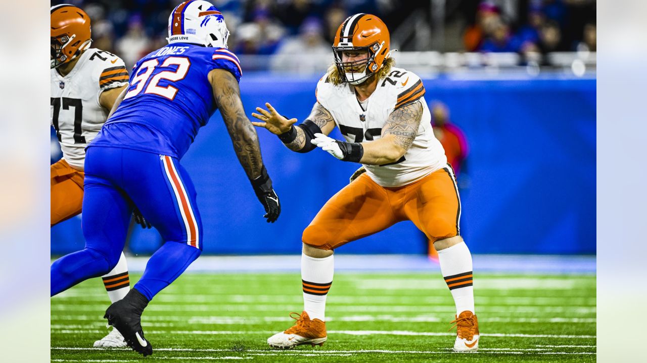 Cleveland Browns guard Hjalte Froholdt (72) lines up for a play