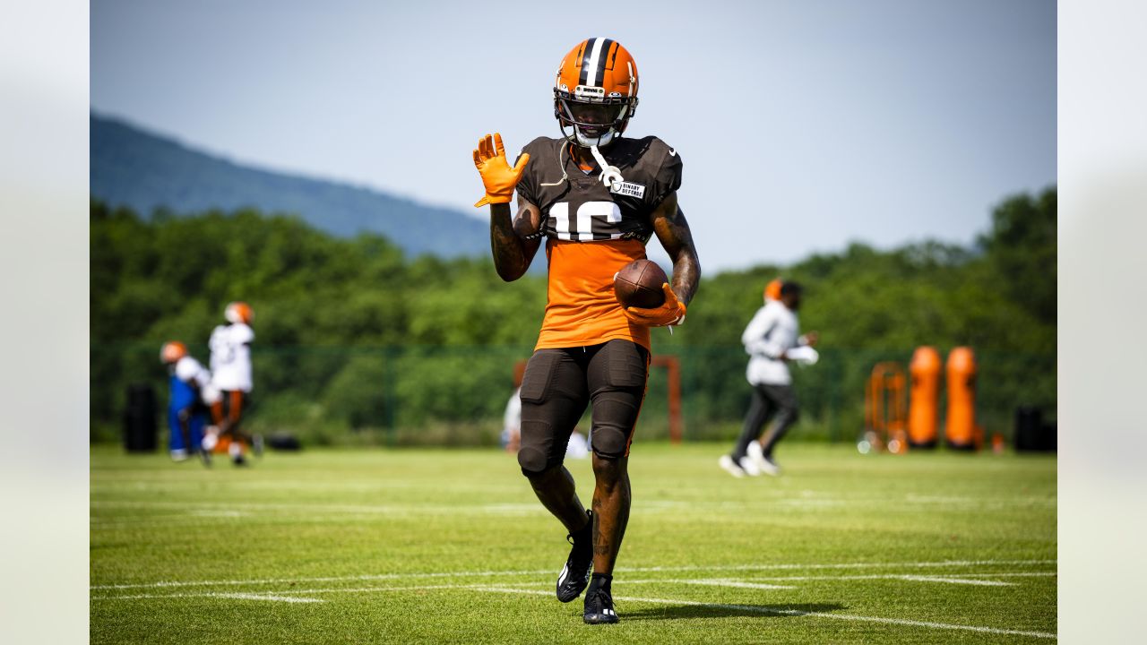 KRT SPORTS STORY SLUGGED: FBN-BEARS-BROWNS KRT PHOTOGRAPH BY MIKE  CARDEW/AKRON BEACON JOURNAL (October 9) CLEVELAND, OH -- Cleveland Browns  tight end Aaron Shea tries to advance the ball through Chicago Bears  linebacker