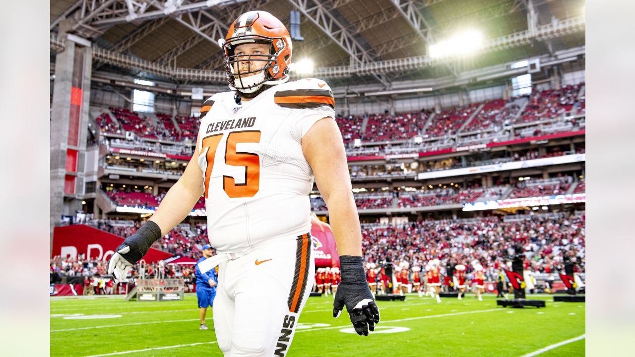 Browns' Joel Bitonio advocates for grass fields across NFL