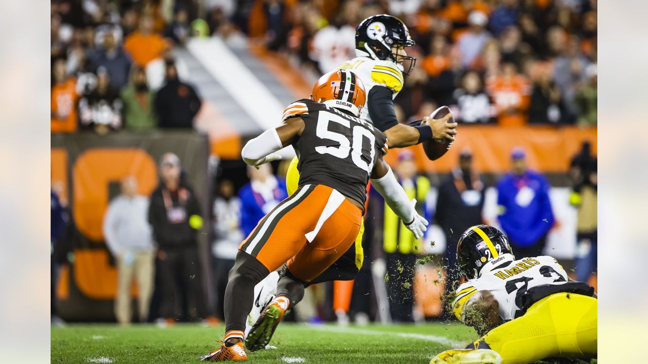 Cleveland Browns linebacker Anthony Walker Jr. (4) stands on the sideline  during an NFL football game against the Pittsburgh Steelers, Sunday, Oct.  31, 2021, in Cleveland. (AP Photo/Kirk Irwin Stock Photo - Alamy