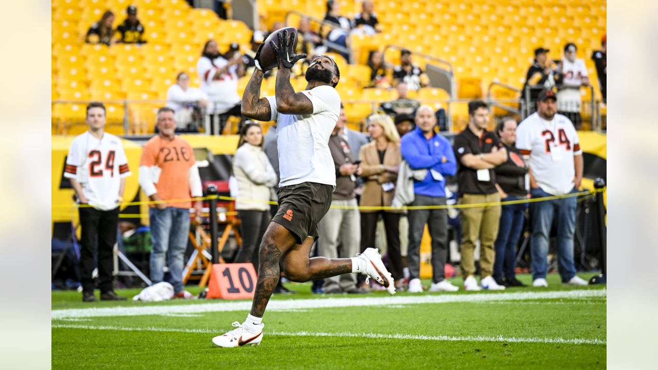 Cleveland Browns tight end Malik Smith participates in a drill during an  NFL football practice, Friday, May 13, 2022, in Berea, Ohio. (AP  Photo/David Dermer Stock Photo - Alamy